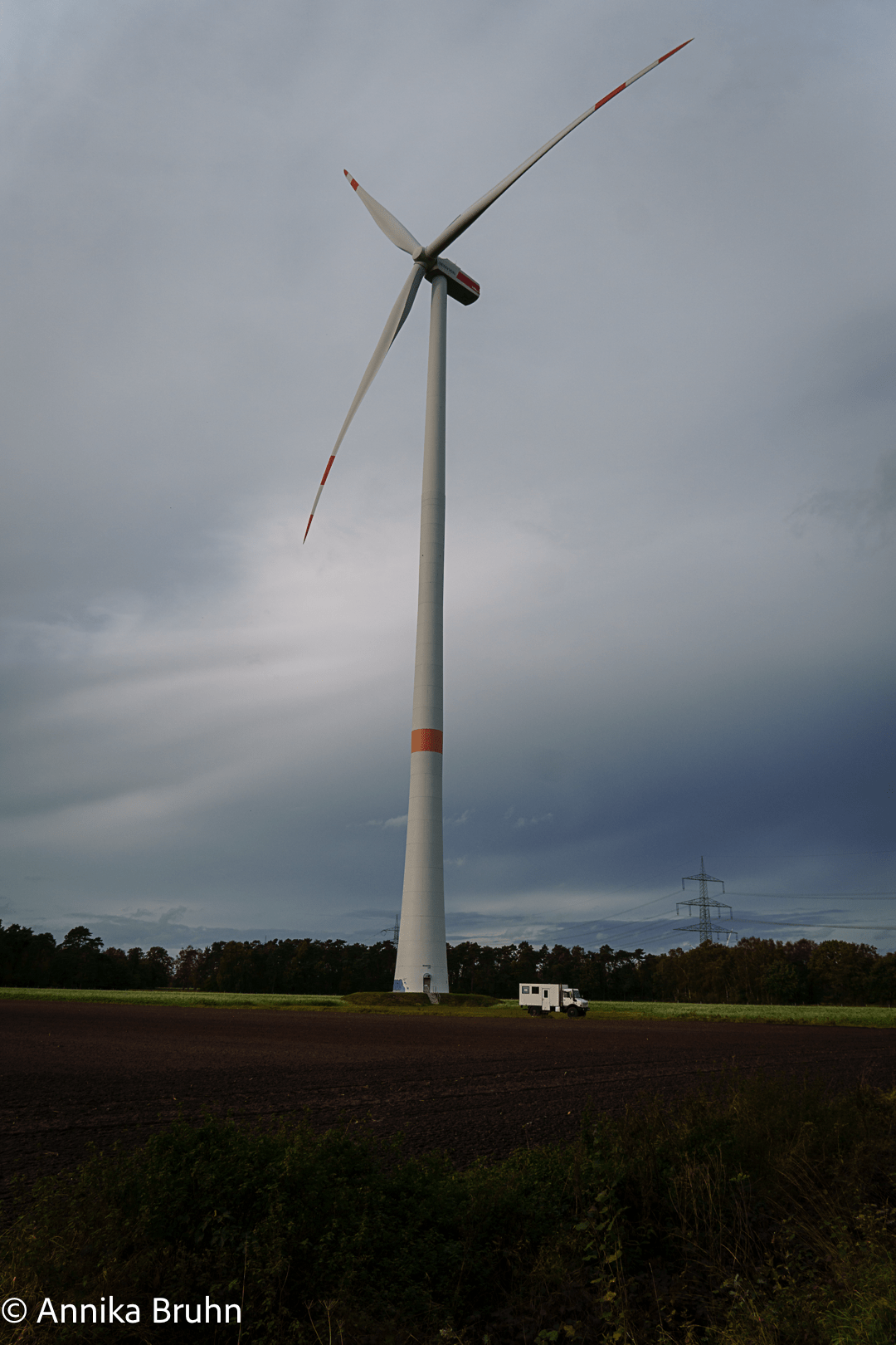 Karl und eine Windkraftanlage